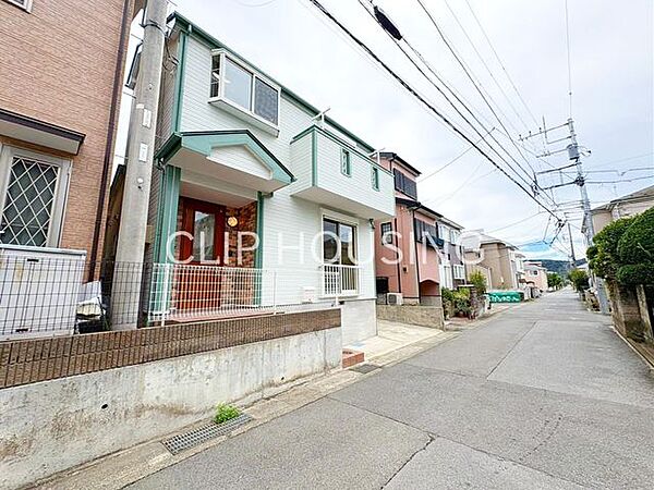 シンプルモダンな外観が特徴。前面道路は車通りが少なく、子育てにも安心です。