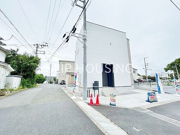 シンプルモダンな外観が特徴。前面道路は車通りが少なく、子育てにも安心です。
