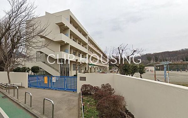 秦野市立末広小学校 徒歩7分。 560m