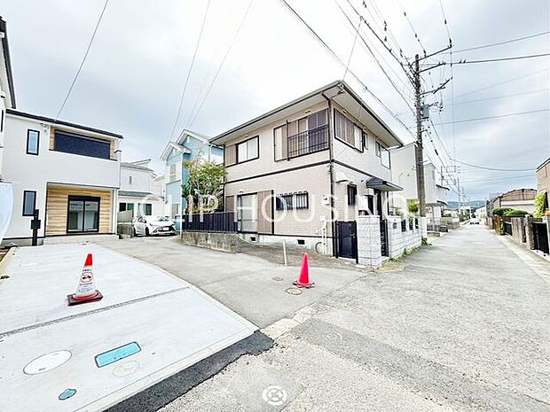 閑静な住宅地ですので前面道路の交通量も少なく安全です。