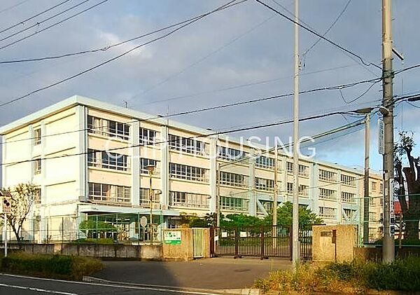 茅ヶ崎市立円蔵小学校 徒歩5分。 400m