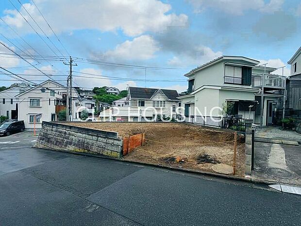 角地の高台で開放感ある立地です♪駐車スペースの前面道路は4.4mで車通りは少なく運転が苦手な方でも落ち着いて駐車が出来ます!