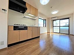 Neo Millennium 2階2LDKのリビング/ダイニング