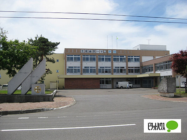中学校「新十津川町立新十津川中学校まで734m」