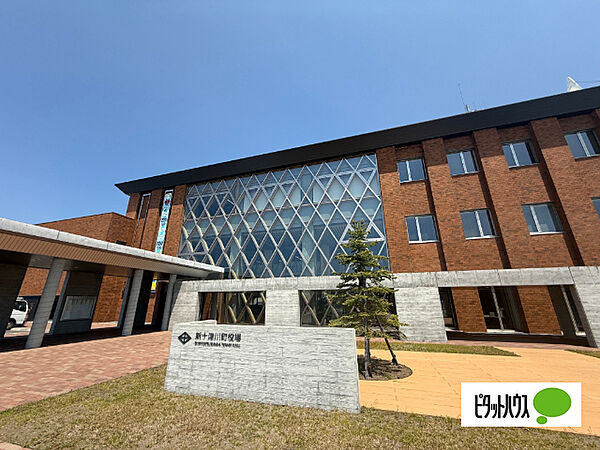 役所「新十津川町役場まで896m」