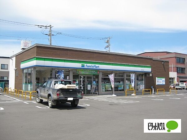 コンビニ「ファミリーマート新十津川店まで631m」