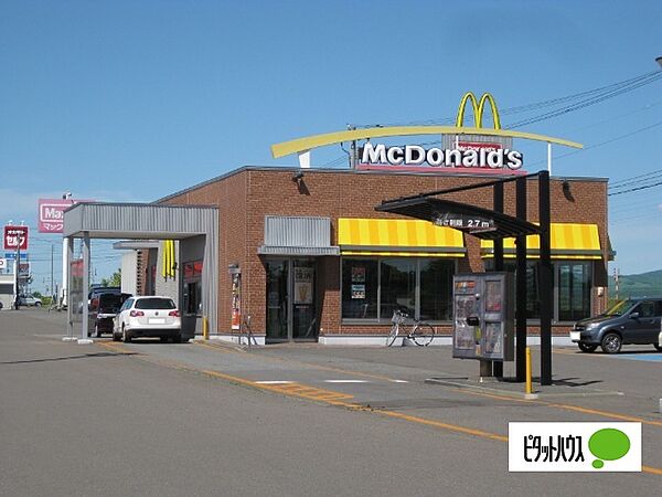 飲食店「マクドナルド12号滝川店まで4569m」