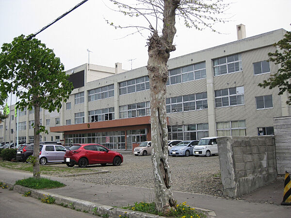 中学校「滝川市立明苑中学校まで6238m」