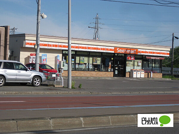 コンビニ「セイコーマート砂川東1条店まで1313m」