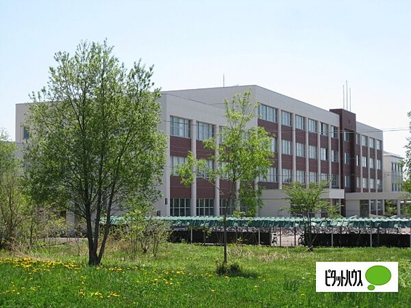 図書館「國學院大學北海道短期大学部図書館まで1032m」