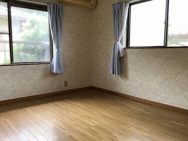 2F西側洋室6帖。窓が2か所あるのでより明るいです