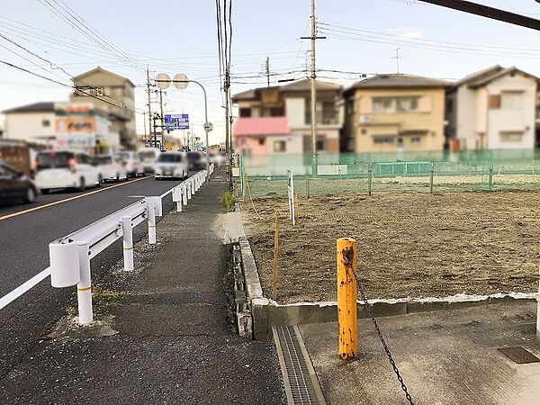 歩道に面した道路です。写真の奥に見えている交差点は、国道308号線 三条大路5丁目交差点です