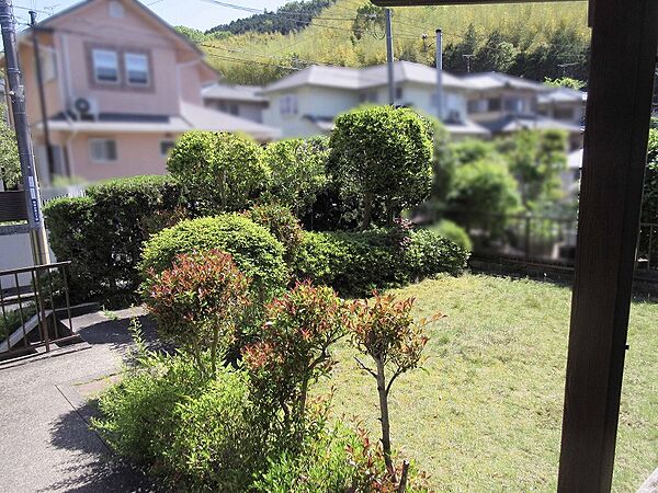 南側に庭があります