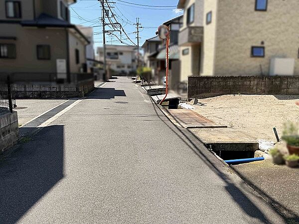 前面道路の幅員は約4mです