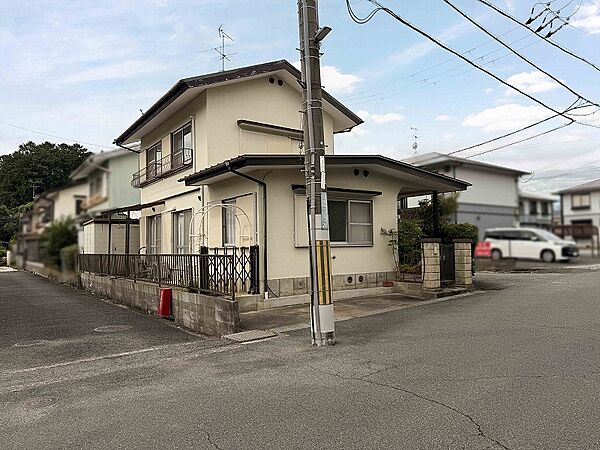 北東からの様子。北側道路の幅員は6.7mです