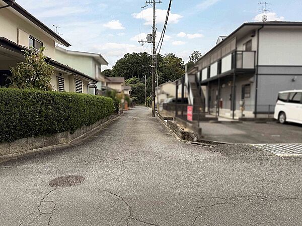 西側道路の幅員は4mです