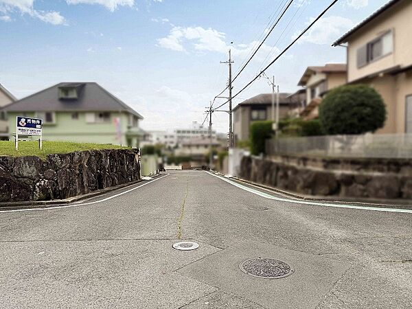 北西側道路の幅員は8mです