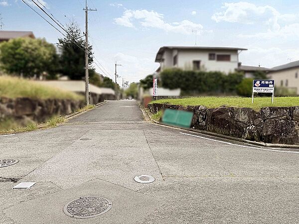 北東側道路の幅員は6mです