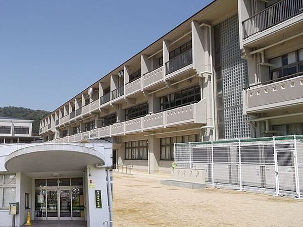 逢坂小学校 920m