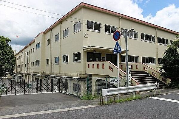 長等小学校 575m