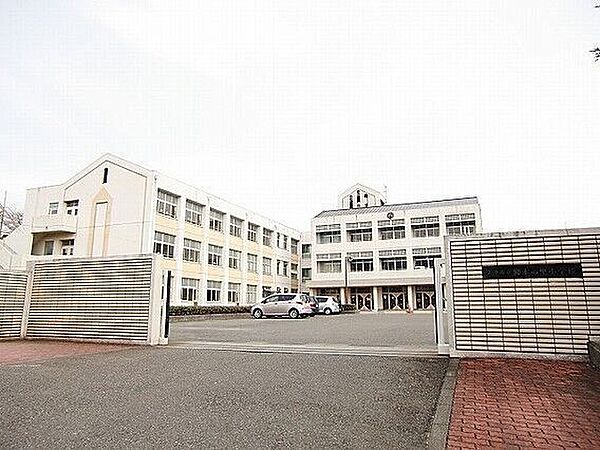 仰木の里小学校 735m
