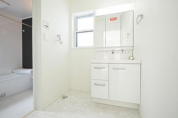 鏡面裏収納が便利な3面鏡シャンプードレッサー付きの洗面室。