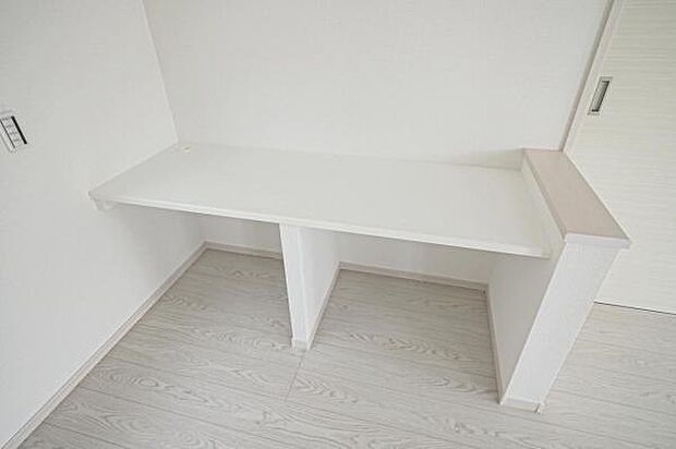 子どもの勉強や小物置き場に丁度良いデスクカウンター。