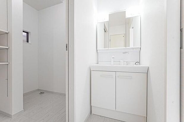 3面鏡シャンプードレッサー付きの洗面室