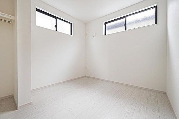 洋室-1／約5.2帖の広さ。2面採光、収納付き。