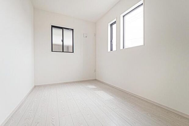 洋室-2／約5.5帖の広さ。2面採光、収納付き。