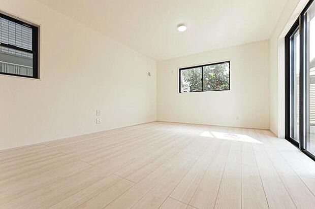 ソファーやダイニングテーブルを余裕をもって配置できます。