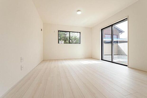 南側主採光、3面窓の日当たり・風通し良好なリビングです。