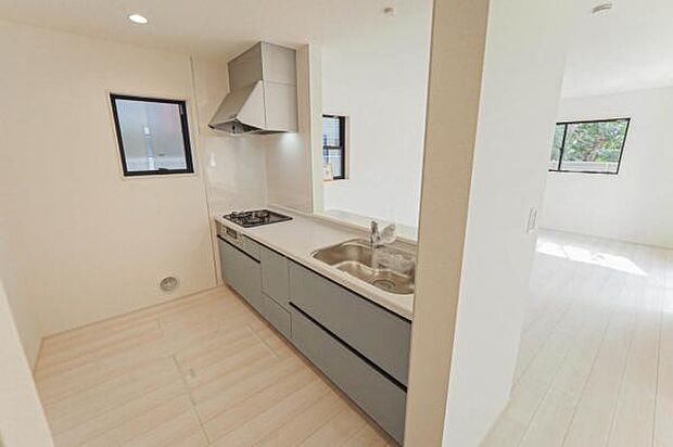 家族と会話をしながら料理が楽しめる対面キッチン