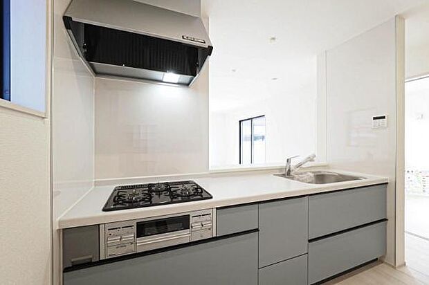 料理の幅が広がるグリル付きの3口ガスコンロのシステムキッチンです。