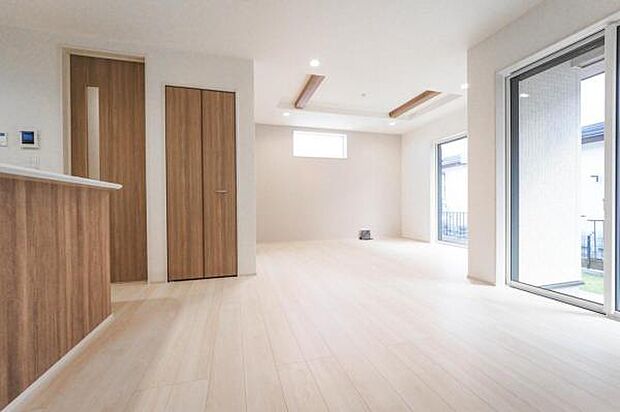 陽光差し込む南東向きの明るいリビングです。