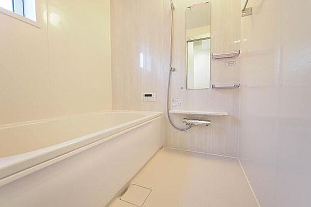 白を基調とした清潔感のあるバスルーム