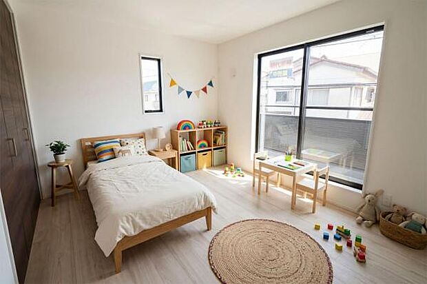 明るく、のびのび過ごせる子供部屋（家具や小物類はCG加工しております）