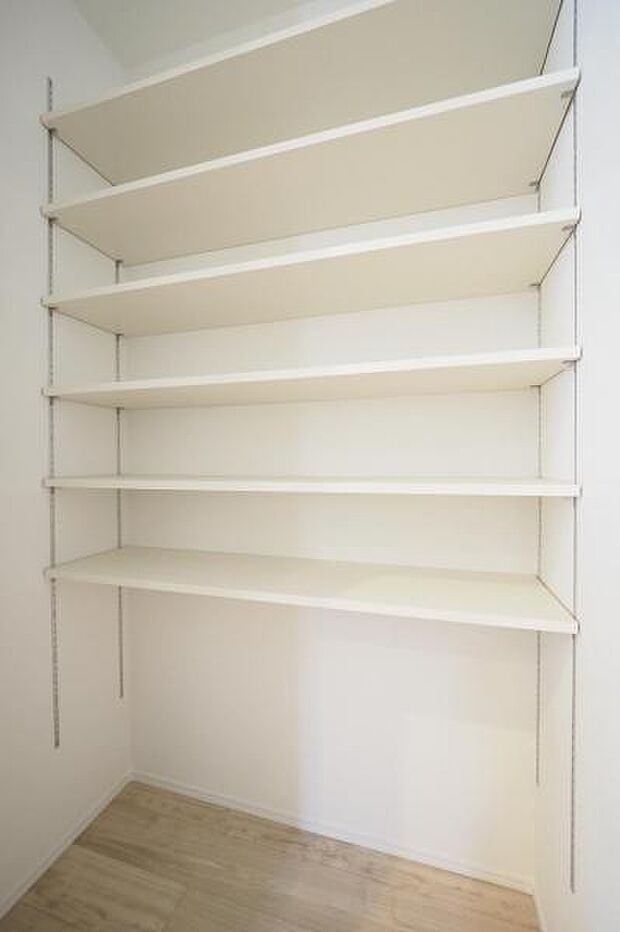 2つめはパントリーとしても利用できる可動棚付き収納