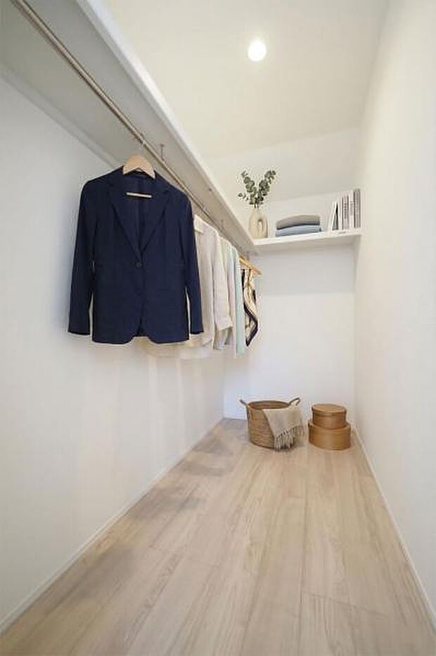 毎日の身支度がスムーズになるウォークインクローゼット（家具や小物類はCG加工しております）