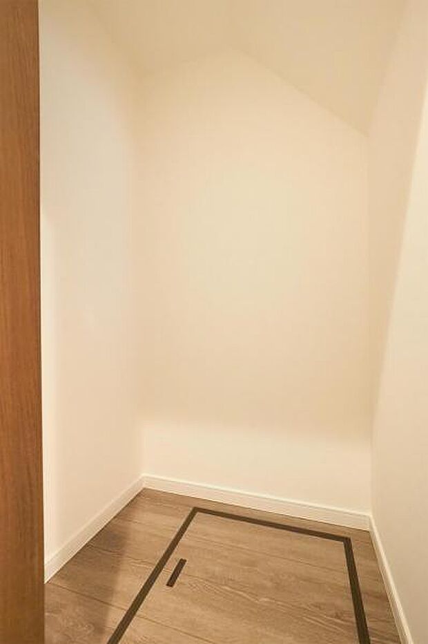 【収納】 ●階段下にも収納がございます