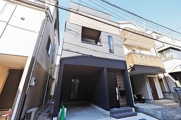 【外観】 ●カースペース1台分 ●ビルトインガレージで雨風から愛車を守ります