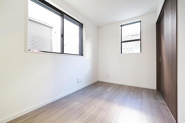 【1階 洋室/5.1帖】 ●3面採光で明るい洋室