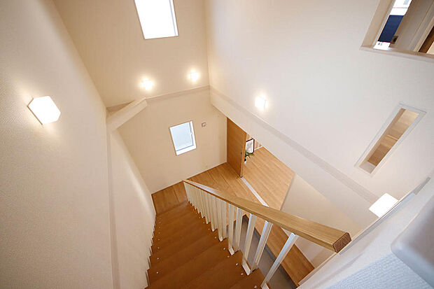 吹き抜け構造の開放感をぜひ現地でご体感ください。(販売 24号棟)