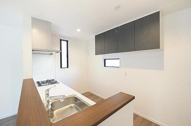 【キッチンで】●上部にも収納棚がありすっきり片付きます