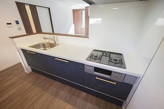 【キッチン】●家族と会話を楽しみながら料理ができるカウンターキッチン●3口ガスコンロで料理の幅が広がります