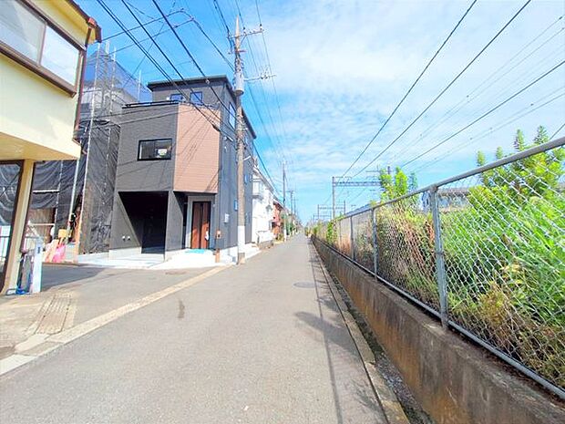 前面道路含む外観