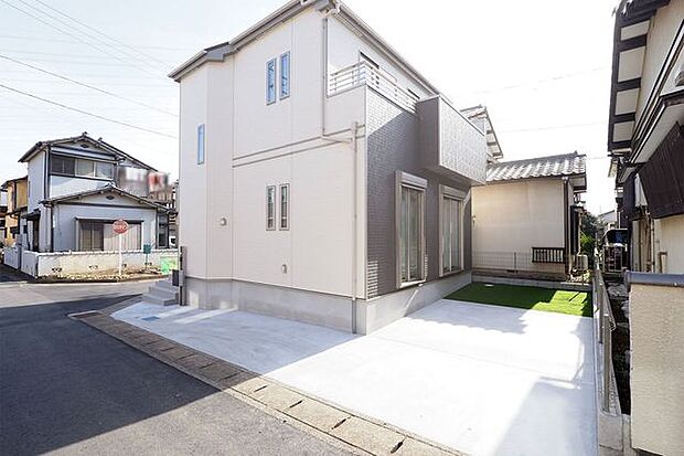 車種によりますが車2台駐車可能です。