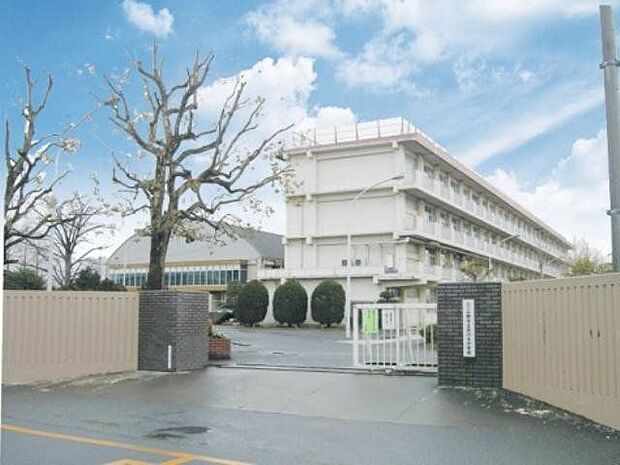 ふじみ野市立花の木中学校 860m