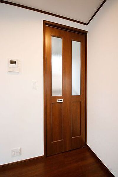 冷暖房効率が下がらないよう、リビング階段には折り戸が備わっています。