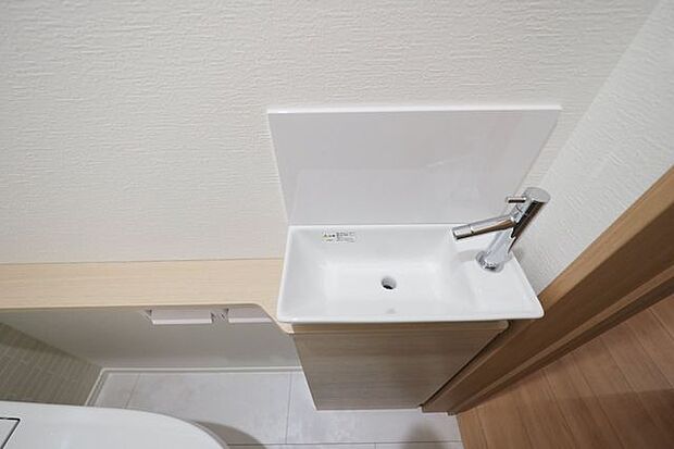 1階トイレ 独立タイプの手洗い器
